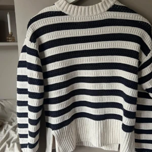 Randig stickad tröja från H&M - Säljer en stickad tröja från H&M i storlek XS. Passar som S/m också. Kommer tyvärr inte till användning.