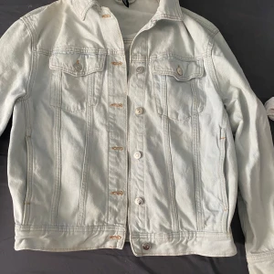 Ljus jeansjacka från hm - Jeans jacka som är lite stor känns mer som s-m inte xs men den är super fin