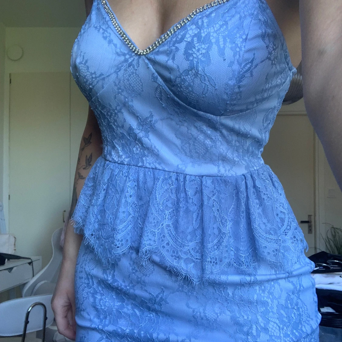 Ljusblå spetsklänning med pärldetaljer - 1