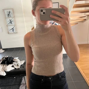 Topp med krage - Aldrig använd. Köpt på second hand och saknar märke. 