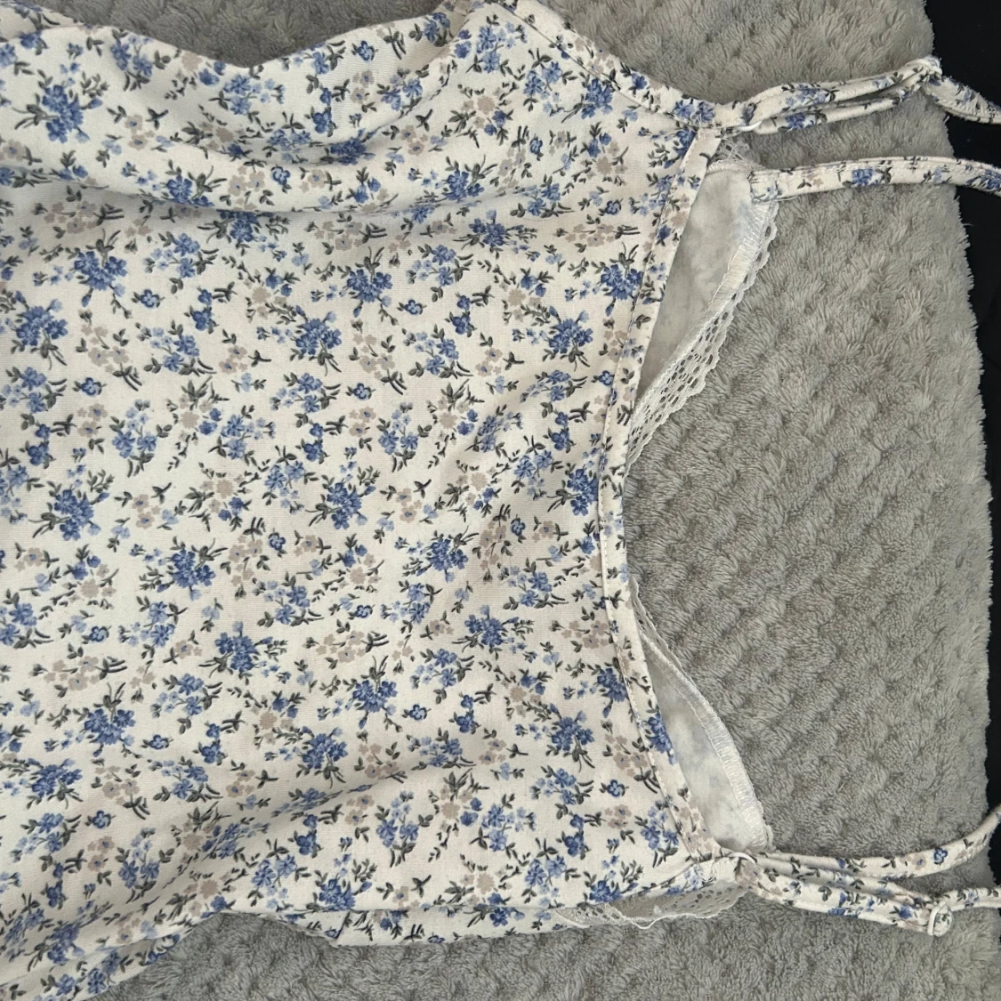 Vit blommig topp med spets - 2