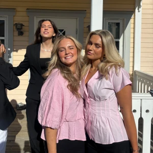 Rosa blus med puffärmar - Säljer en söt rosa blus med puffärmar från ellos💓