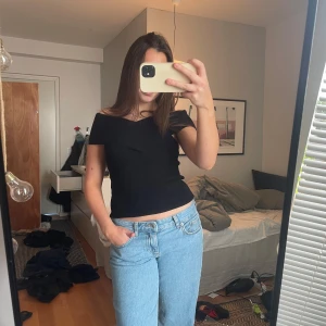 Svart offshoulder topp - Säljer en svart offshoulder topp med ribbad struktur. Toppen har en tight passform. Helt ny aldrig använd 