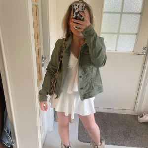 Grön Jeansjacka - Säljer denna assnygga gröna jeansjacka pga av att den är fel storlek på mig💓. Den är helt ny och oanvänd, heeelt perfekt för sommaren🫶🏼