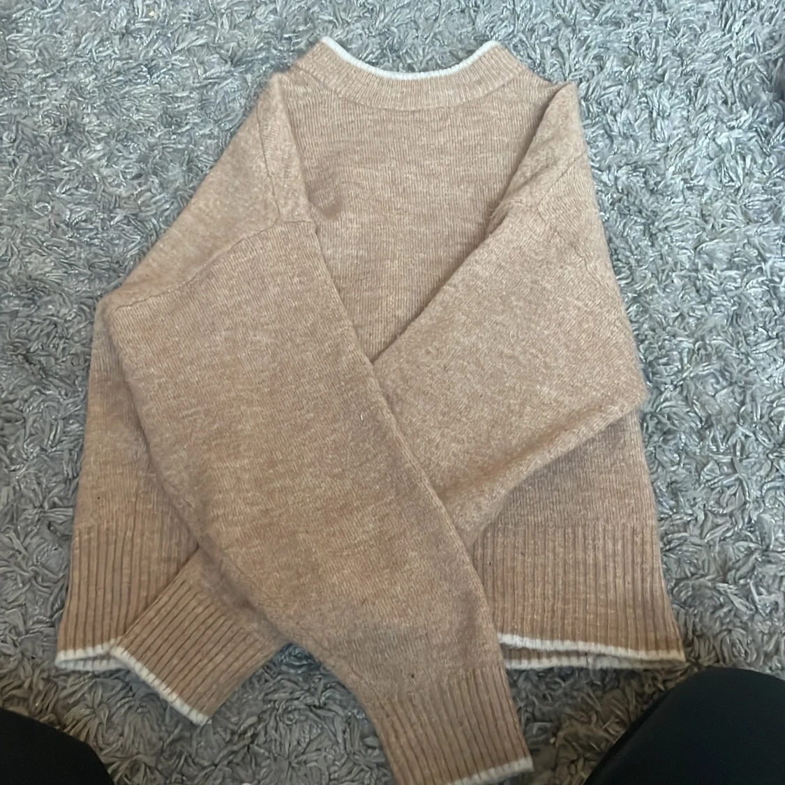 Beige stickad tröja med vita detaljer