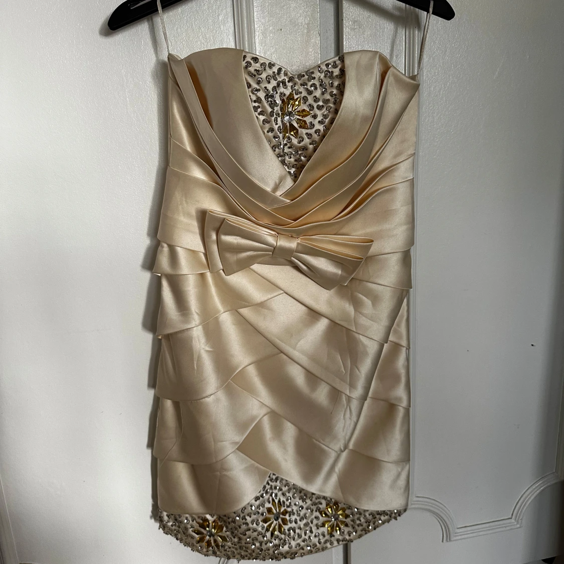 Beige kort klänning med rosett och pärldetaljer - 3