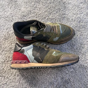 Valentino Rockrunners  - •8/10 skick - bra skick✅ •Storlek - 40📏 •Inkluderat - skor👟 •Fraktar - inom 24h📦