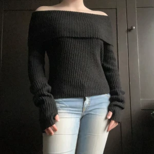 Svart foldover tröja från monki - Svart stickad foldover tröja från monki,jätteskönt material,lite nopprig,säljer pga att ärmarna var för långa för mig,det finns hål i ärmarna för tummarna