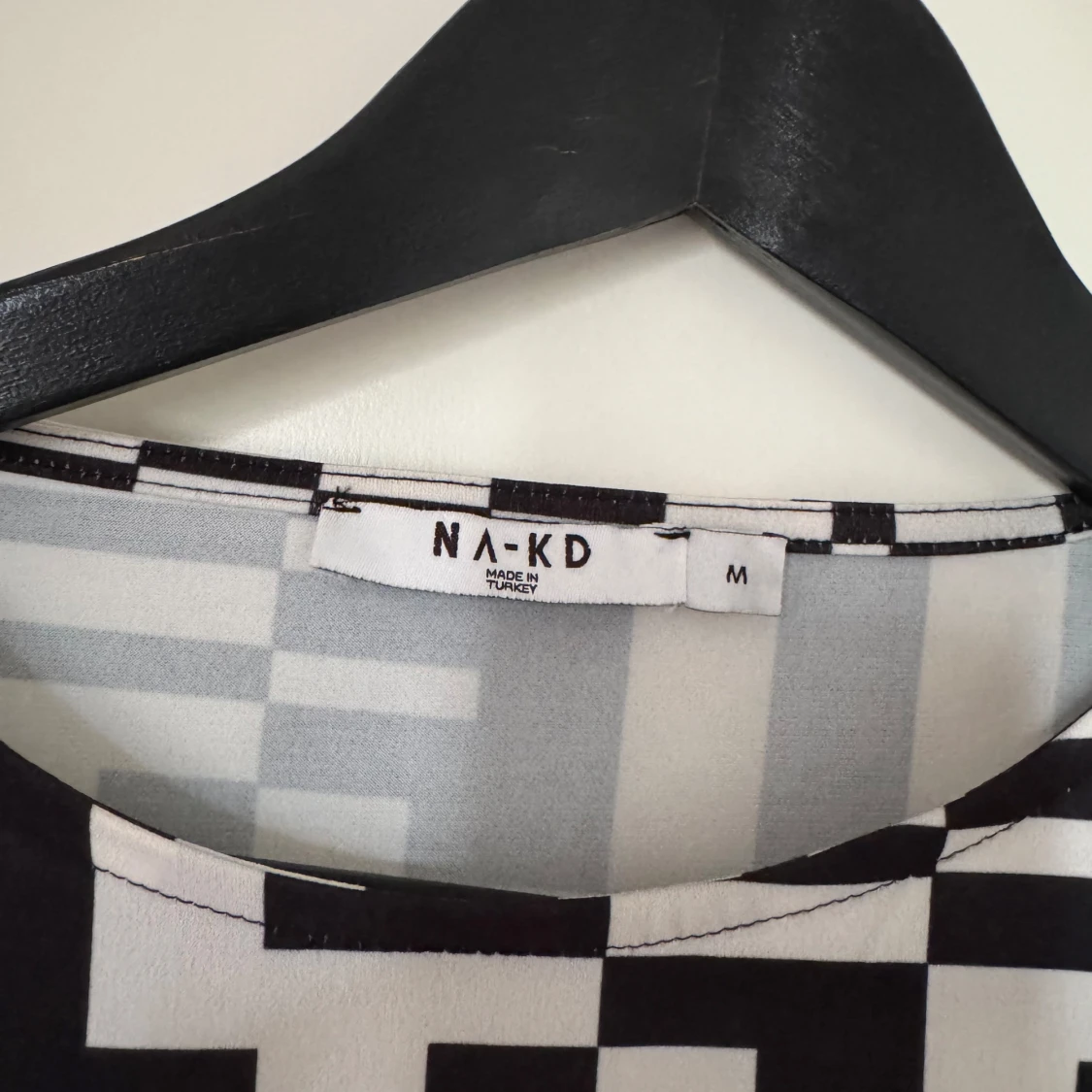 Svartvit långärmad klänning från NA-KD - 1