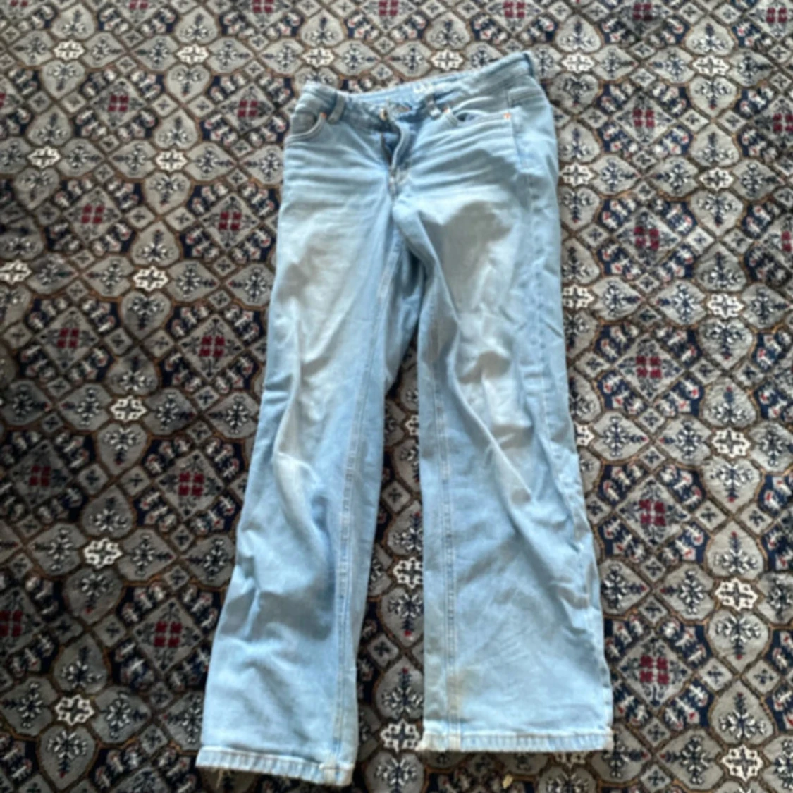 Ljusblå jeans med raka ben