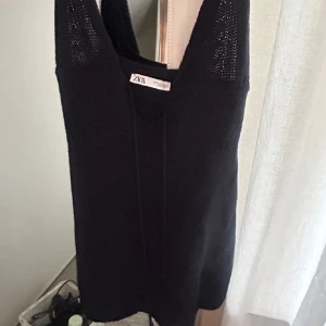 Svart strand klänning från Zara - Svart  klänning från Zara med v-ringning, fin till både strand & fest! Storlek M men passar även mindre .