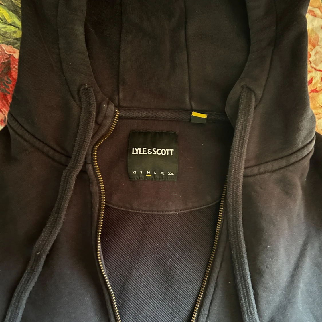 Svart hoodie från Lyle & Scott - 1