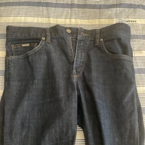 Jens - Hugo boss jens sitter perfekt för dig som har storlek 30-32 på byxor 