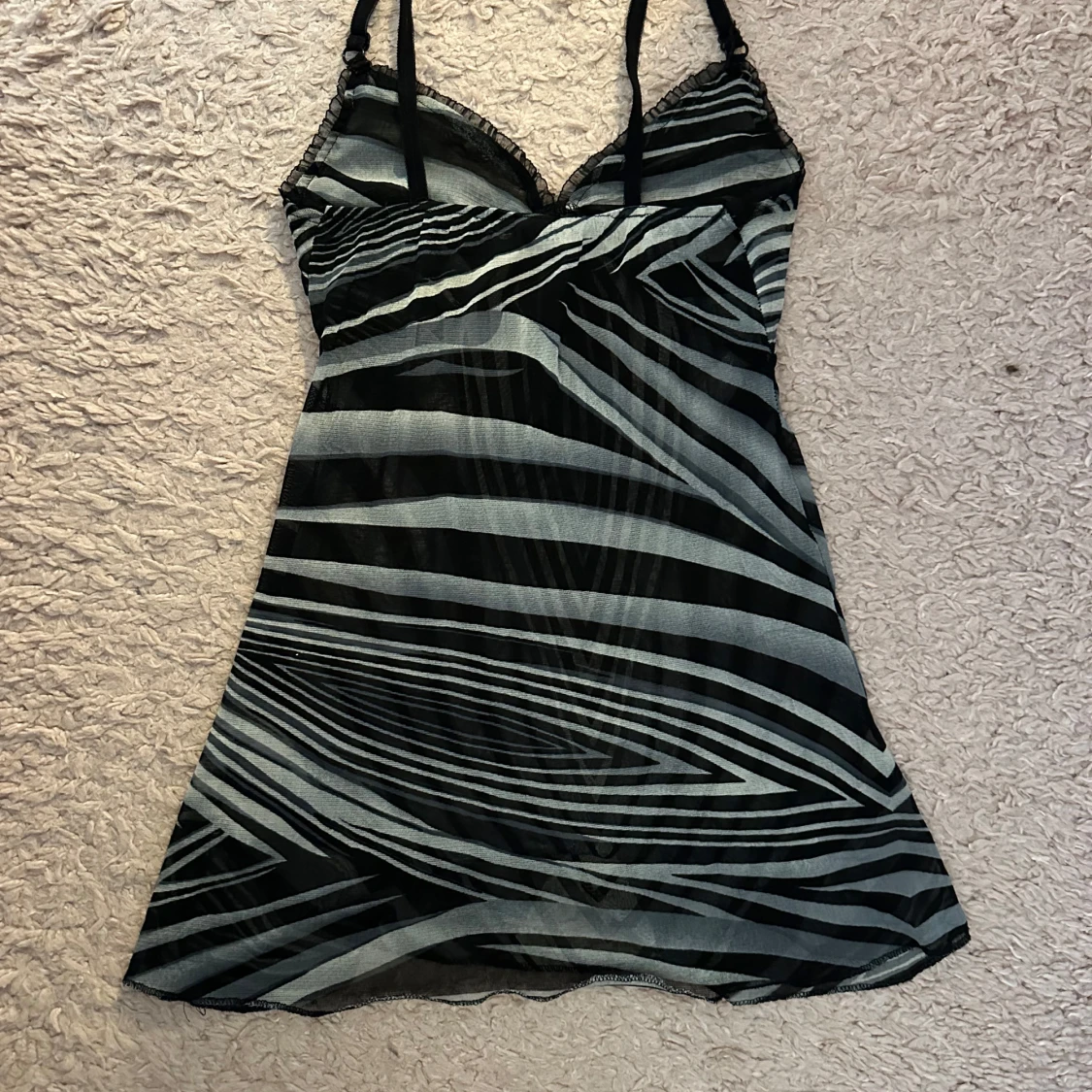 Zebramönstrad kortklänning med spetsdetaljer - 1