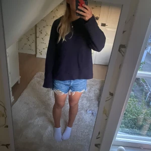 Mörkblå stickad tröja från Zara - Mysig mörkblå stickad tröja från Zara med rund halsringning och en bröstficka. Tröjan har långa ärmar och ribbade detaljer vid ärmslut och nederkant. 🩷
