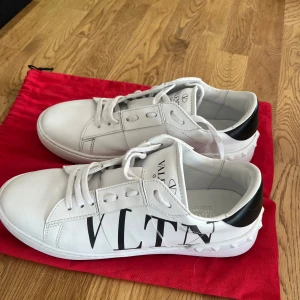 Vita sneakers Valentino VLTN - valentino skor knappt använda 🥰passar 39-41