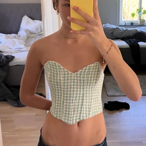 Grön och vit korsett-topp - Dööösnygg rutig korsettopp från Zara, tyvärr för stor för mig