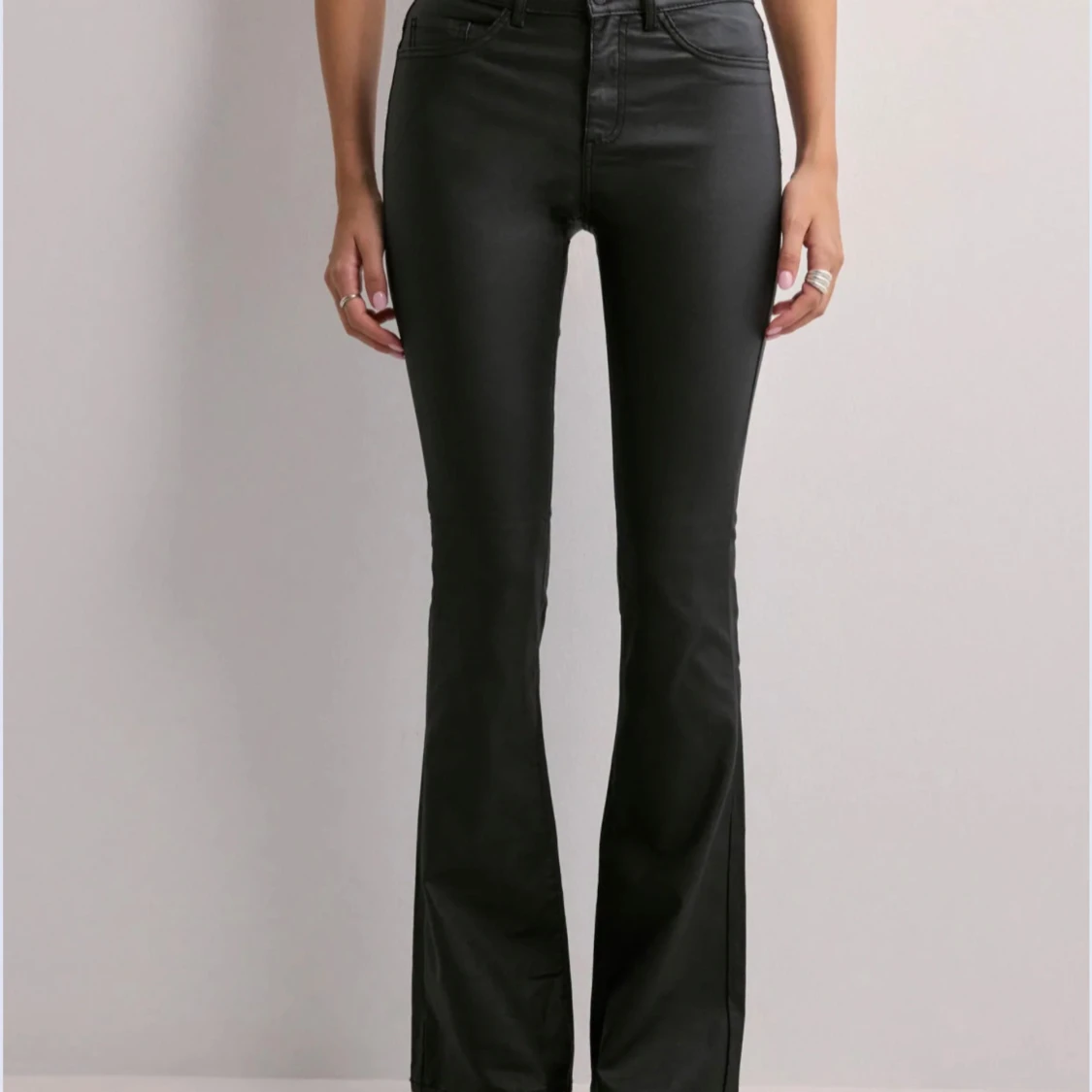 Svarta flared byxor i skinnimitation - 2