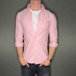 Ralph lauren skjorta - Hej säljer nu min fina Ralph lauren skjorta i storlek S. Den är i nyskick och kommer vara otroligt snygg nu i vår och framåt sommaren. Nypris cirka 1600kr! Vi kommer att sälja liknande produkter nu i vår och närmare sommar så glöm inte följa profilen!🌊🍾