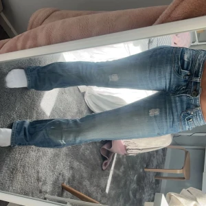 Ltb jeans  - Säljer vintage ltb jeans som tyvärr inte riktigt passar mig. Innerbentslängd ca 81 cm, midjemått 35 cm. Finns inga fler defekter än dom som syns på bilden, ej mina bilder🥹🥰🫧