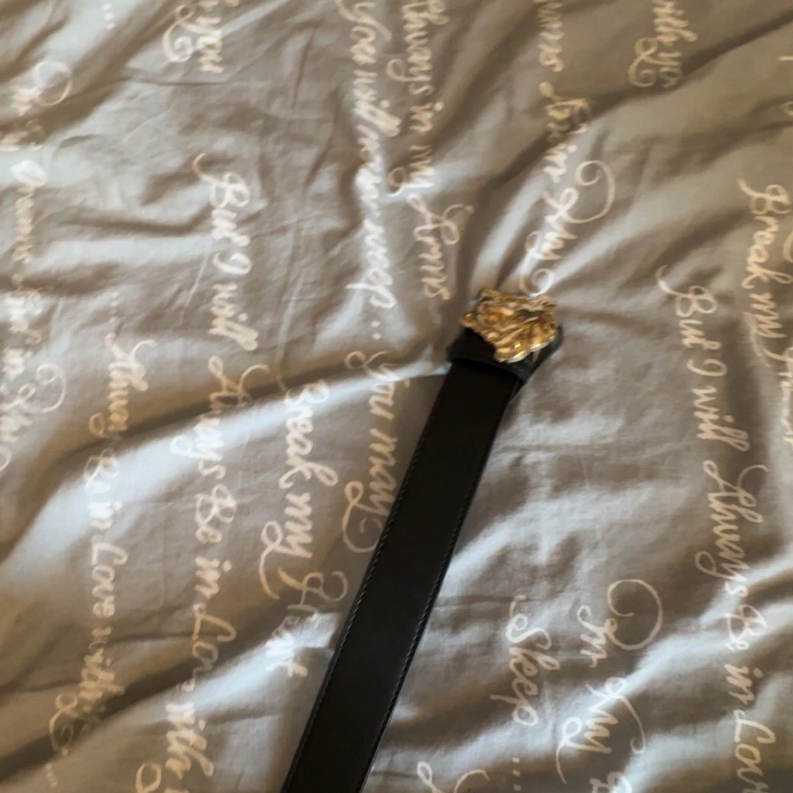 Svart bälte med guldspänne - 1