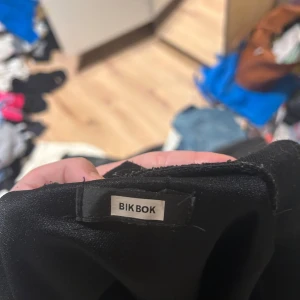 Svart långkjol från Bik Bok - Säljer en svart långkjol från Bik Bok. Kjolen har en rak passform och en slits på sidan som ger en snygg detalj. Perfekt att styla med en enkel topp eller stickad tröja.