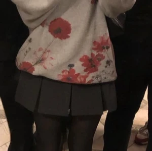 Minikjol Zara - Mid rise/ låg midjad minikjol från Zara med shorts under, skit söt och perfekt längd💕 Storlek XS