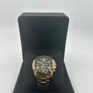 Micheal Kors klocka / unisex / 10 ATM / - Micheal Kors klocka / unisex / 10 ATM /  Skick: nytt batteri och bra skick se bilder.  Fås med en klockbox (inte alltid nödvändigtvis den som är på bild om det inte är original som tillhör klockan).   Övrigt skick enligt bilder.  Tveka inte att fråga om du undrar något.  Villkor mm finns i profilen Mvh Refinedwatches