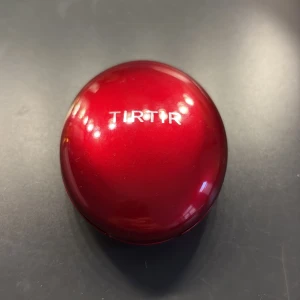 TIRTIR röd cushion foundation - Säljer en cushion foundation från TIRTIR i en snygg röd rund förpackning med spegel och applikator. Perfekt för att få en jämn och fräsch bas. Enkel att ta med i väskan för touch-ups under dagen. Färgen:23 sand. Den är knappt använd och rengör puffen om den säljs.