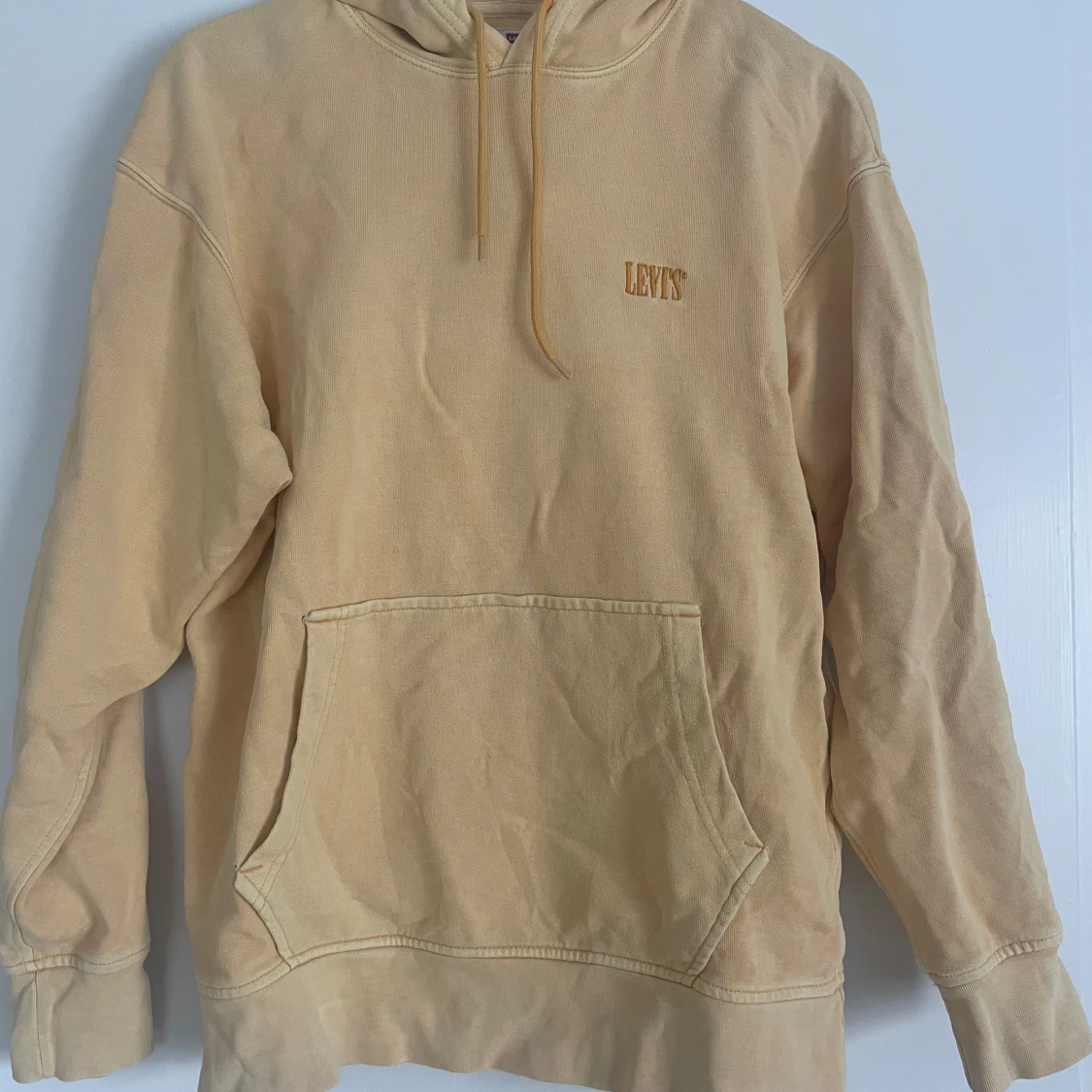 Gul hoodie från Levi's