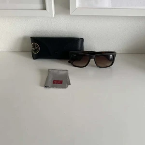Svarta solglasögon från Ray-Ban - Snygga svarta solglasögon från Ray-Ban i helt nytt skick med fodral! Pris kan diskuteras! 💯