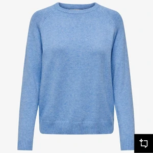 Ljusblå stickad tröja från ONLY - Säljer en ljusblå stickad tröja från ONLY. Tröjan har rund halsringning, långa ärmar och ribbade muddar vid ärmslut och nederkant. Perfekt för lager-på-lager och enkel att matcha med jeans eller kjol. Tröjan har ett hål vid nacken, men annars är den i bra skick då den bara är använd några gånger. 🤍Den är slutsåld och kostar 399kr på zalando.