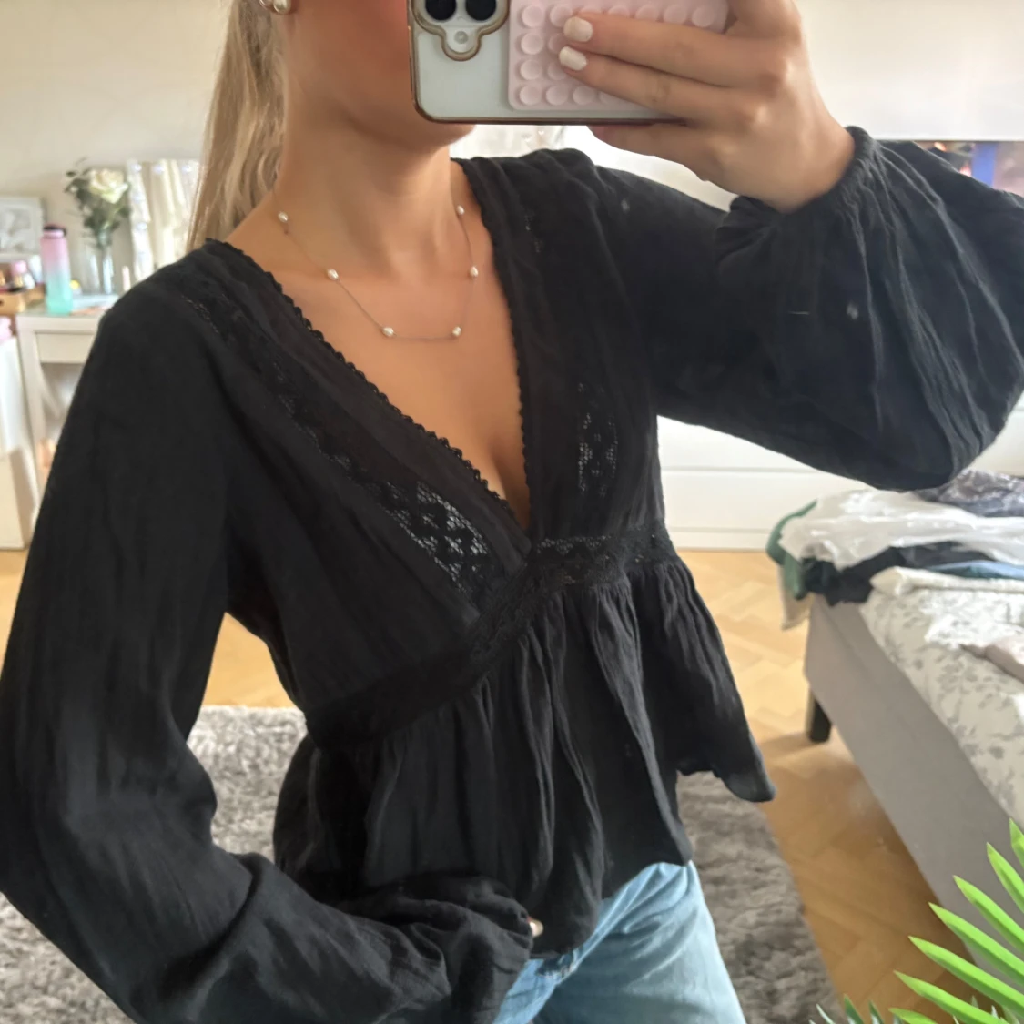 Svart blus med spets och v-ringning - 2