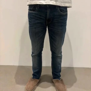 Mörkblå skinny jeans från Levis - Snygga mörkblå jeans från smog med klassisk femficksdesign och diskreta slitningar. Modellen är skinny fit och sitter tight hela vägen ner. Jeansen har normal midja och är tillverkade i ett stretchigt jeansmaterial för extra komfort.