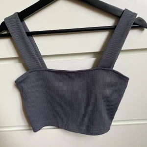 Grå ribbad linnetopp från H&M  - Aldrig använd, croppad i modellen.