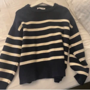 Randig mörkblå stickad tröja - Lite nopprig