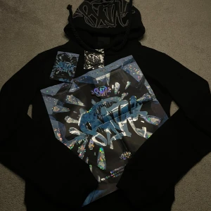 Svart Syna World hoodie - Svart Syna World hoodie. Storlek: S Skick: 9,5/10 Pris: 650 Frakt:Meetup eller levereras inom 4-5 dagar Du får även med en originalpåse, nyckelaccessoar och klistermärke inkluderat.  Tveka inte att skriva vid minsta frågan 