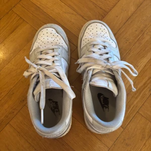 Nike dunk low  - Gråa jätte fina nike dunk low, använt skick men skickar med creaseskydd och tvättar även! 