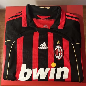 AC Milan Kaka' 22 Adidas fotbollströja - Selling a old AC MILAN red and black jersey with ‘Kaka’ behind , bought it at 160€ it is an authentic OG Jersey with lots of memories..