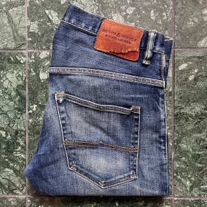 Denim and supply jeans  - Inga större defekter! Modellen är 180,75 kg och passar honom bra. Mått A: 41.5 cm B: 95 cm. Storlek 32/34. Kom med frågor! 