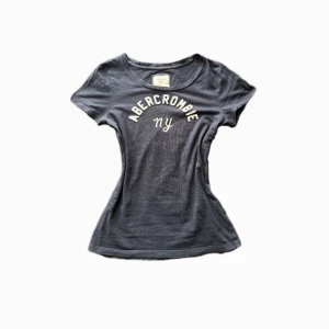 T-shirt - Abercrombie&fitch T-shirt<3 Står storlek L men tycker att de inte alls stämmer, säger själv en S💋