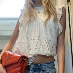 Vit hål broderad blus🤍🐚 - Säljer denna supper söta middags blusen i vit ,!!🤍🤍🤍🤍 blusen är i bomull med broderade detaljer och hålmönster och passar xs-s 🤍🐚säljer inte kommer till användning längre 