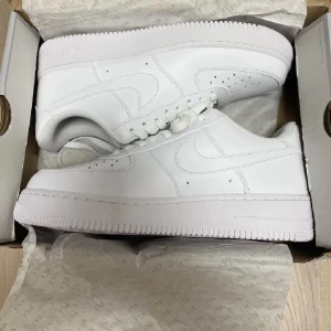 Air Force - Helt nya klassiska helvita Nike Air Force 1 i storlek EU 45
