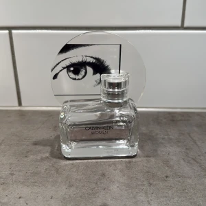 Calvin Klein Women parfym - Calvin Klein Women parfym, 2/3 kvar i flaskan, säljes för 120🌸Jättegod ”clean” doft