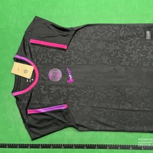 PSG ”Paris Noir” Limited Edition  - Svart PSG fotbollströja från Nike med Dri-FIT material. Tröjan har korta ärmar och ett subtilt blommigt mönster över hela tyget. Kragen och ärmsluten har snygga detaljer i rosa och lila. PSG-logga och Nike Swoosh i rosa på bröstet. Finns i storlek S , M , L