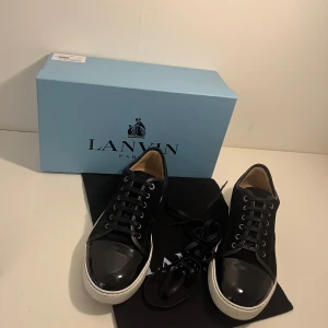 Lanvin skor  - Lanvin Cap Toe sneaker | Väldigt snygga | Väldigt bra skick  | Allt ingår!! | Pris går att diskutera vid snabb affär | Fraktas samma dag 🚚📦| Kontakta privat vid fler frågor eller funderingar ✔️