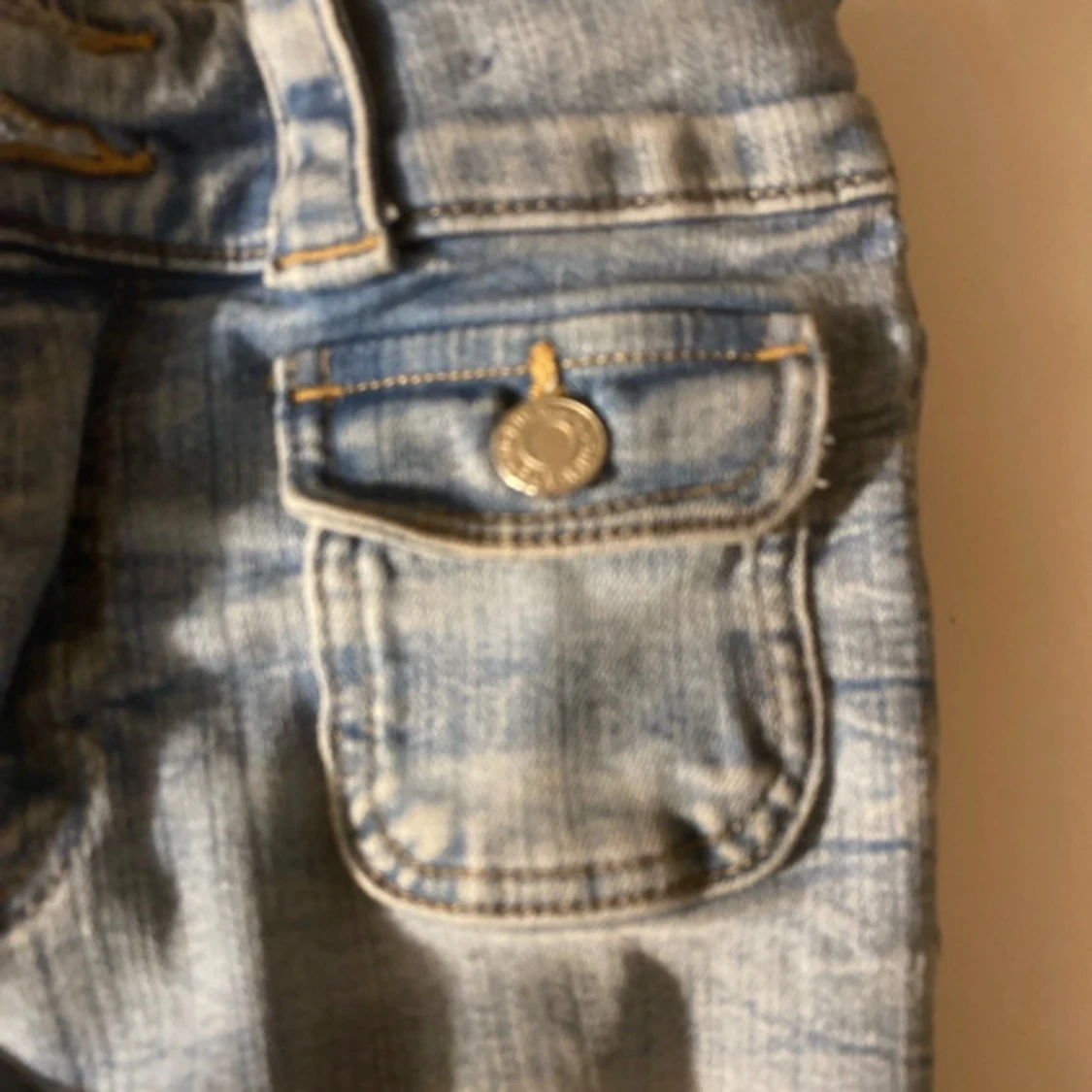 Bootcut jeans i ljusblå denim från H&M - 2