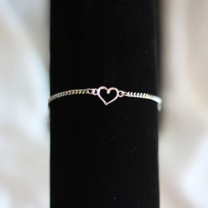 Silverarmband med hjärta - Rostfritt stål armband med ett hjärta. Kolla gärna in min sida för fler vackra smycken🫶🏻