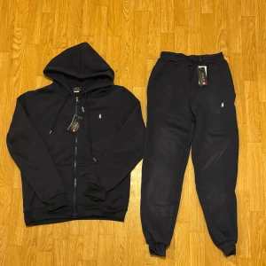 Ralph lauren mjukis set - Säljer dessa jätte billigt eftersom kvaliten är inte jätte bra och byxorna är som storlek S och tröjan är storlek M. Den är helt oanvänd och ny. Den har inga skador eller något