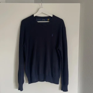 Mörkblå stickad tröja Polo Ralph Lauren - Mörkblå stickad tröja ifrån Ralph lauren, storlek S, inte använd jätte mycket